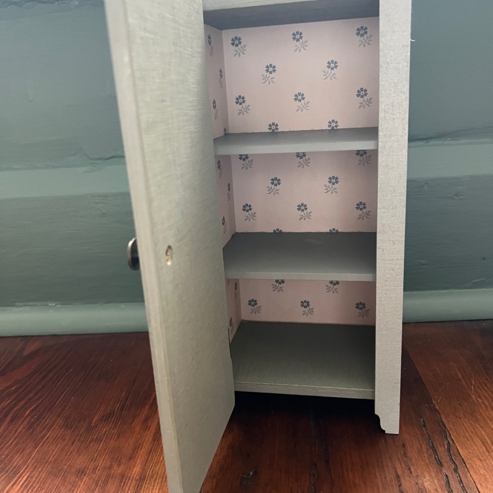 Maileg Mini Vintage Closet - Picture 6 of 7